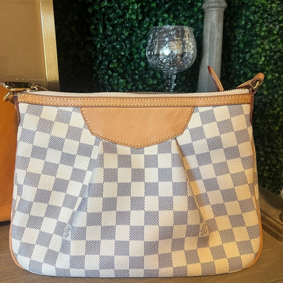 $1250 🅿️🅿️ Louis Vuitton Siracusa MM - Picture 2 of 8